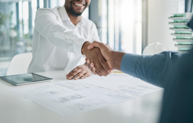 Homem negro apertando as mãos e arquitetura com entrevista de contratação de arquiteto e escritório de integração e plano de projeto recrutamento de recursos humanos e parceria com contrato de acordo e obrigado