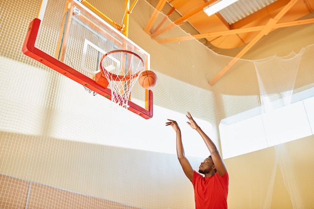 Homem negro atirando bola na cesta