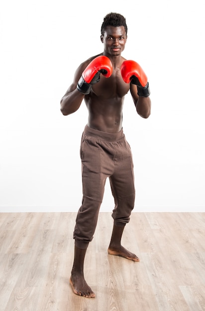 Foto homem negro bonito com luvas de boxe