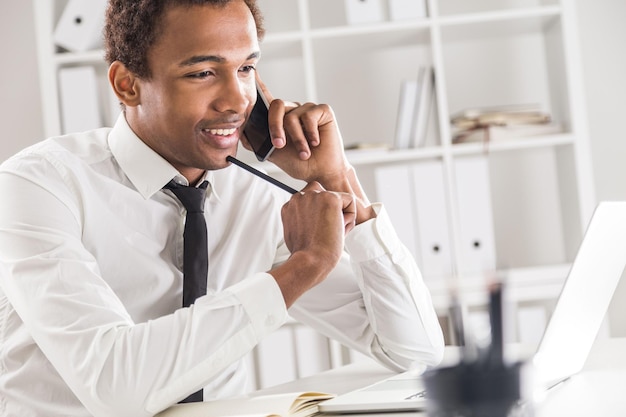 Homem negro bonito no escritório