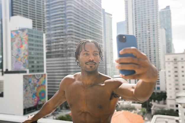 Homem negro bonito tomando selfie com seu celular