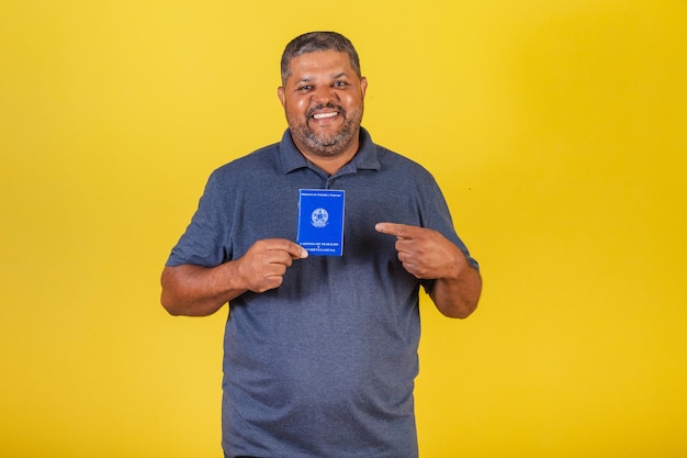 Homem negro brasileiro adulto com carteira de trabalho e aposentadoria previdenciária mercado de trabalho