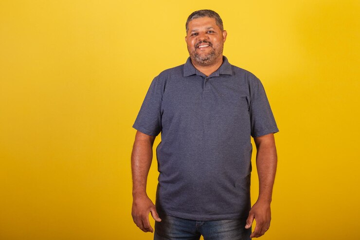 Foto homem negro brasileiro adulto sorrindo olhando para a câmera