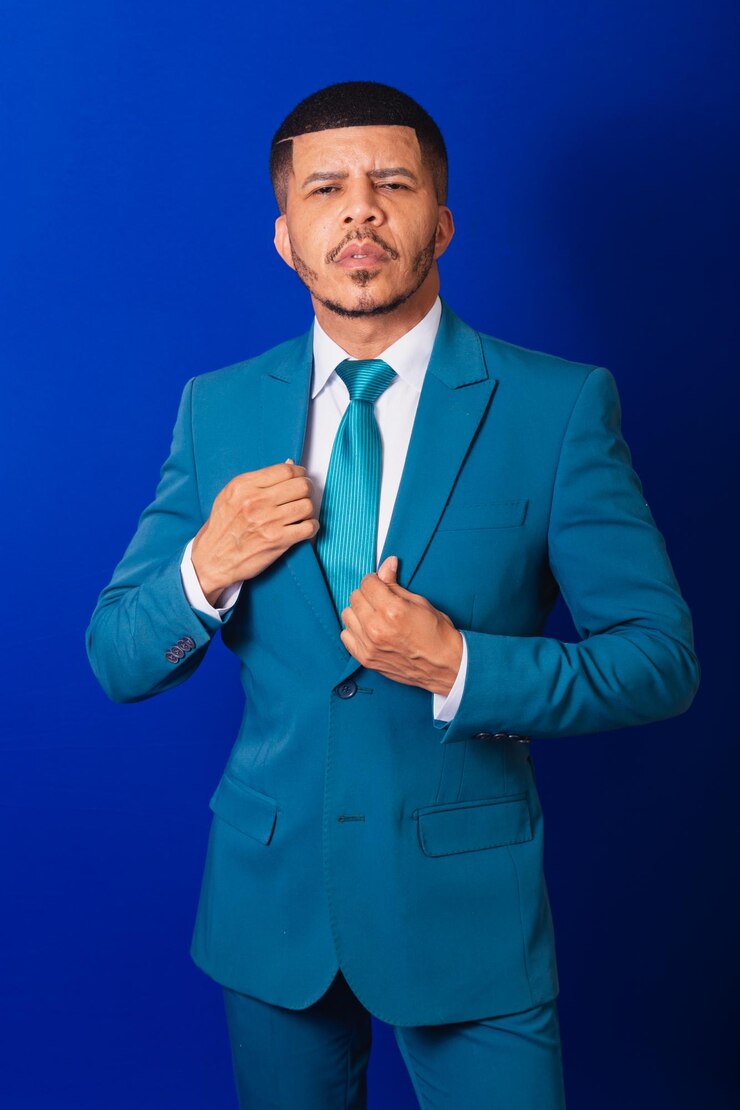 Foto homem negro brasileiro vestido de terno e gravata azul homem de negócios com rosto sério de braços cruzados