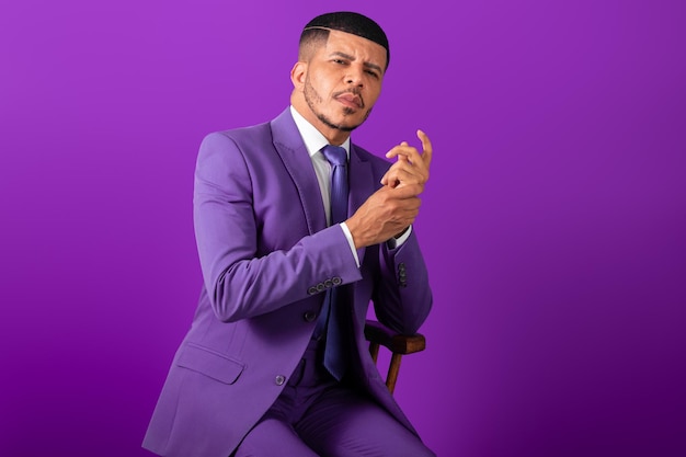 Homem negro brasileiro vestido de terno e gravata roxa homem de negócios violeta cara séria