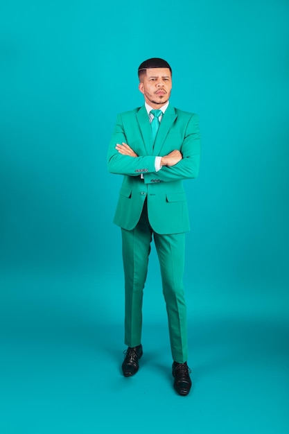 Homem negro brasileiro vestido de terno e gravata verde Empresário foto de corpo inteiro
