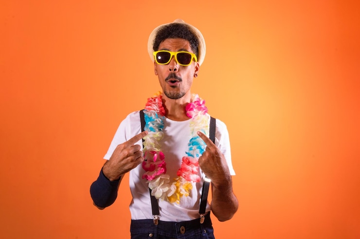 Foto homem negro com fantasia de carnaval apontando isolado