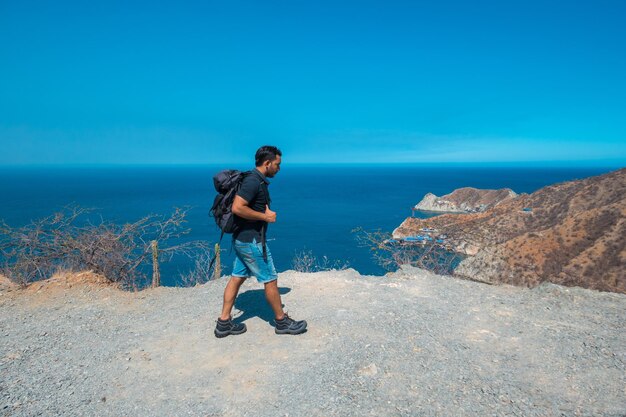 Homem negro com mochila pronta para viajar