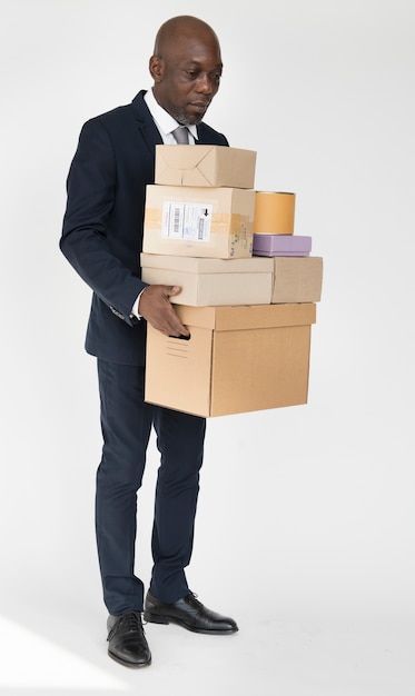 Homem negro com um monte de caixas