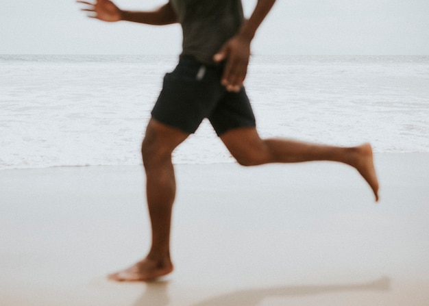 Homem negro correndo na praia