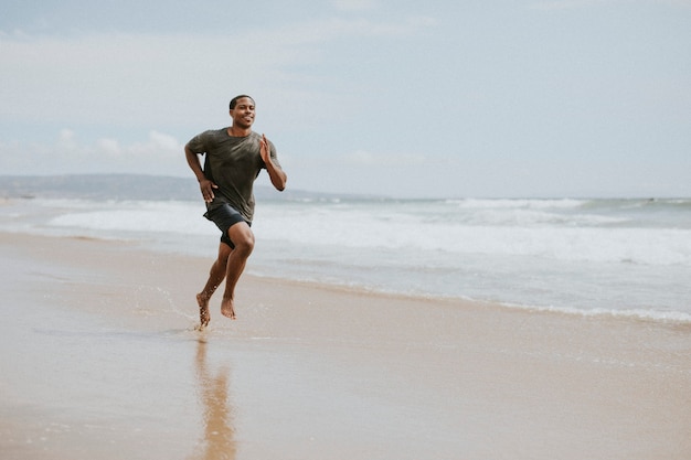 Homem negro correndo na praia