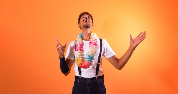 Homem negro de carnaval com traje de carnaval brasileiro isolado no fundo