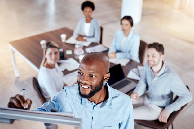 Homem negro de negócios escrevendo e quadro para apresentação para seminário e desenvolvimento de crescimento de negócios Empresário africano ceo e ideia para objetivos da empresa em conferência com grupo de funcionários em vista superior