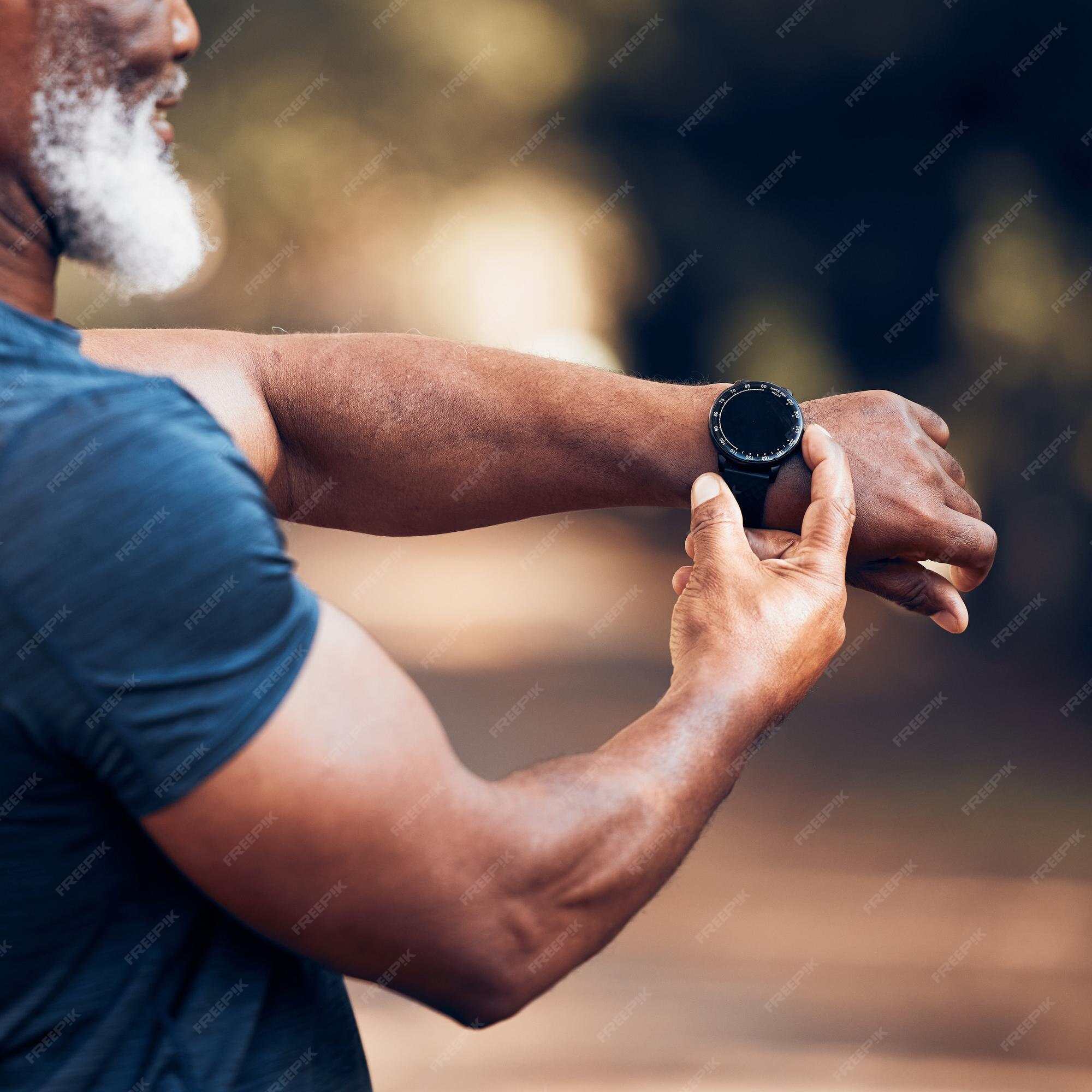 Homem negro de relógio inteligente e exercício para fitness com tela de  maquete para verificar o desempenho do tempo mãos do esportista com  aplicativo de saúde smartwatch para passos cardíacos e relógio