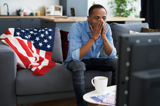 Homem negro desapontado com os resultados das eleições nos EUA