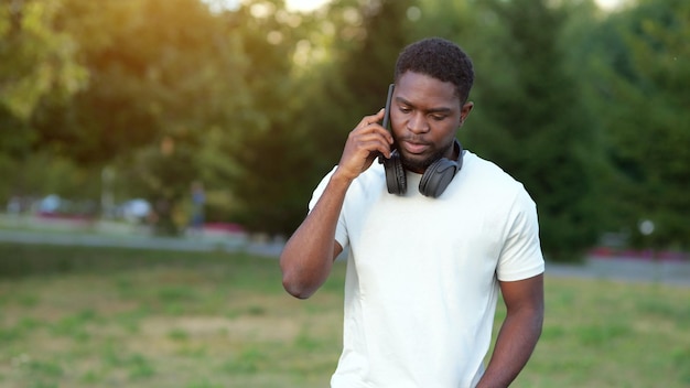 Homem negro fala ao telefone com amigo discutindo férias