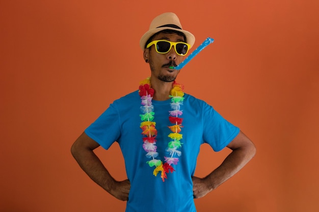 Homem negro fantasiado para o carnaval brasileiro isolado em fundo laranja. Homem africano em várias poses e expressões.