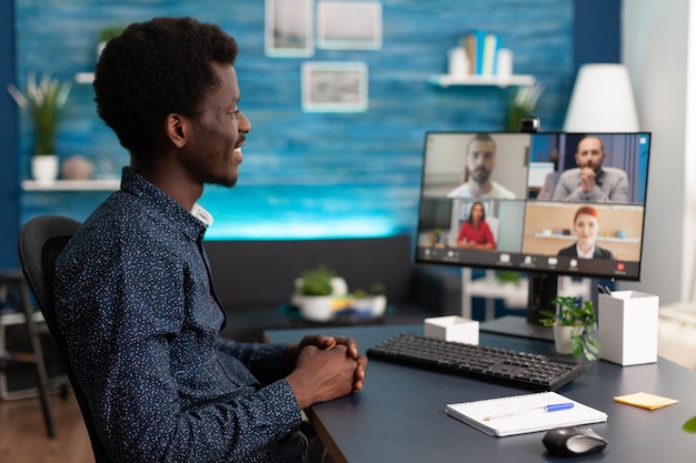 Homem negro fazendo videoconferência online