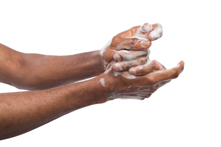 Foto homem negro lavando as mãos com sabonete isolado no fundo branco. higiene, conceito de limpeza