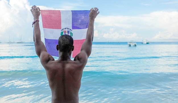 Homem negro levantando uma bandeira