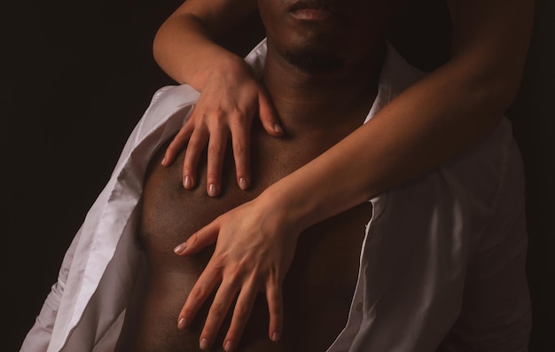 Homem negro multiétnico com mulher africano homem com menina mulher domina sexo inter-racial masculino