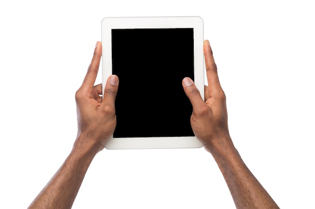 Homem negro segurando tablet digital isolado no fundo branco. Homem afro-americano com gadget com tela em branco, copie o espaço para propaganda