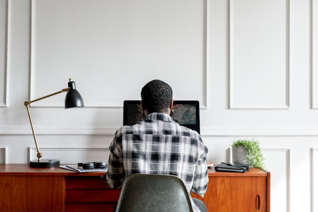 Homem negro usando computador