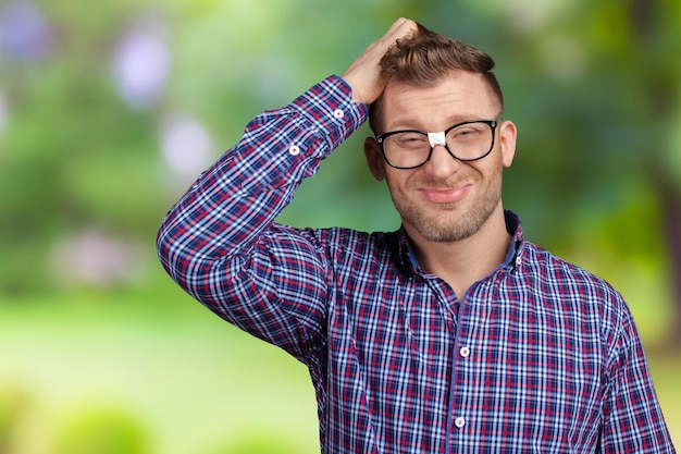 Homem nerd de óculos