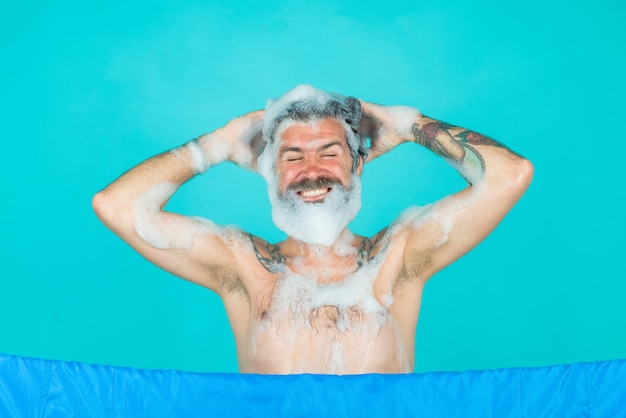 Homem no banho homem lava cabeça homem com espuma na cabeça shampoo lavando cabelo homem barbudo lavando cabelo