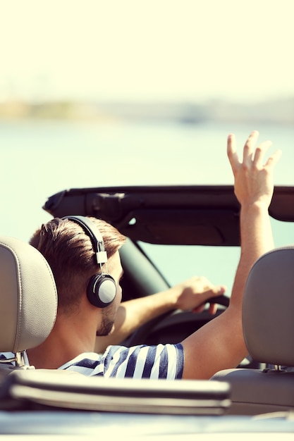 Homem no carro lá fora