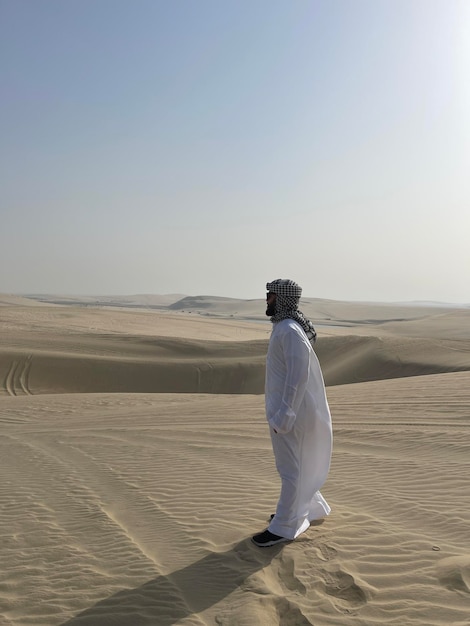 Foto homem no deserto do qatar