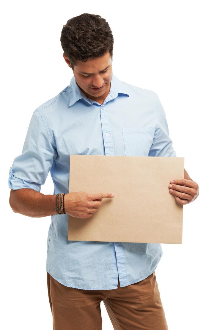 Foto homem no estúdio e aponta para o pôster em branco escolha e mockup espaço para votação por fundo branco pessoa papelão ou assinar para revisão de decisão e sorriso com informações negócio ou recrutamento para agência criativa