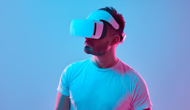 Homem no fone de ouvido vr experimentando realidade virtual em estúdio com luzes de neon