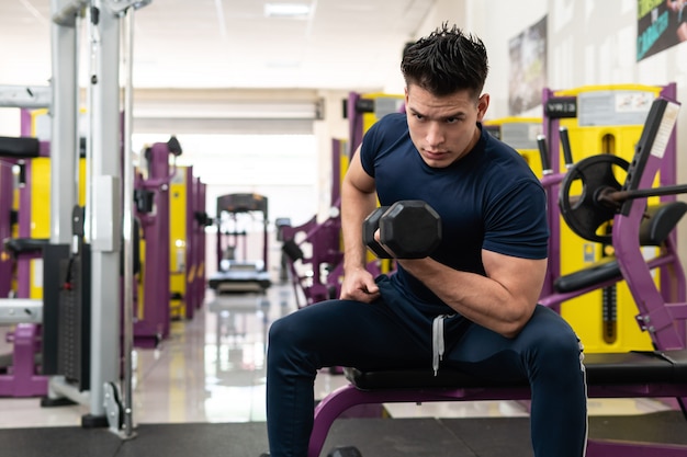 Foto homem no ginásio, levantamento de pesos com treinamento forte