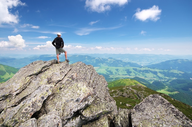 Homem no pico da montanha.