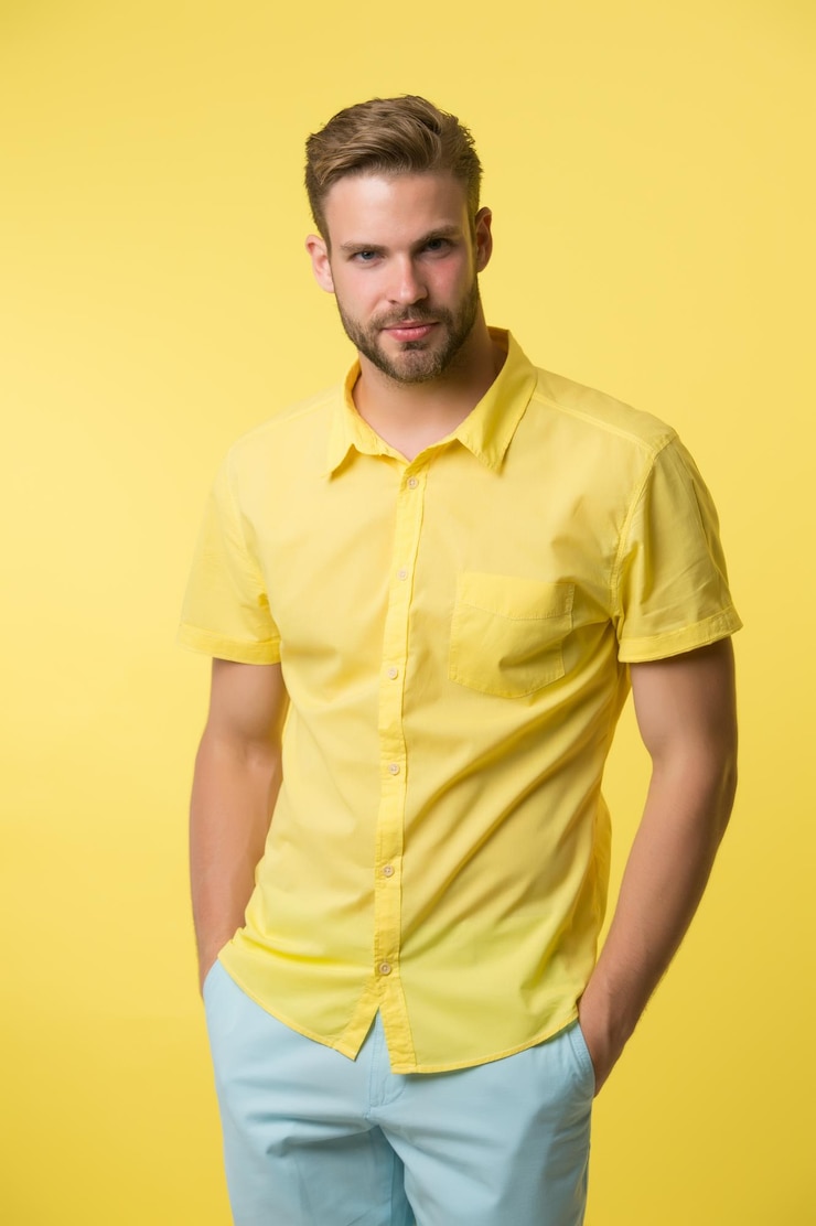 Foto homem no rosto calmo posando com confiança com as mãos nos bolsos homem atraente em camisa de linho casual modelo de moda de cara usa camisa casual sinta-se confortável em roupas simples roupa casual confortável