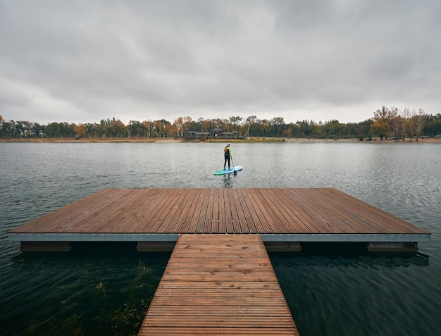 Homem no stand up paddle