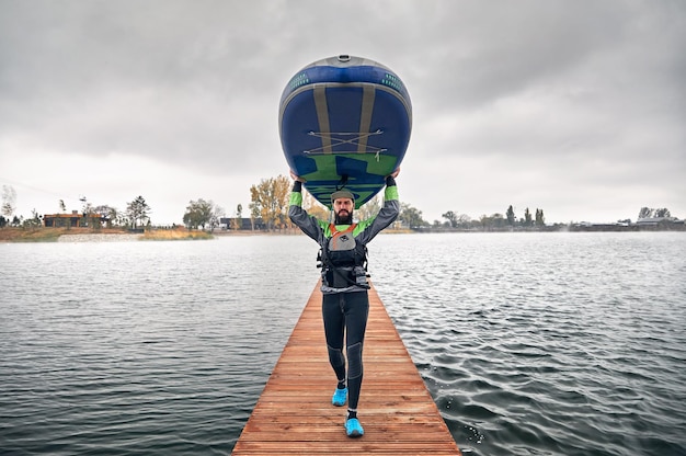 Homem no stand up paddle