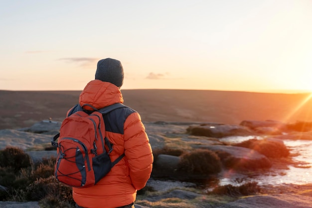 Homem no topo da montanha Conceito de estilo de vida de viagem O parque nacional Pick District na Inglaterra