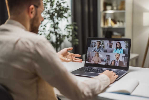 Homem no videochat de negócios