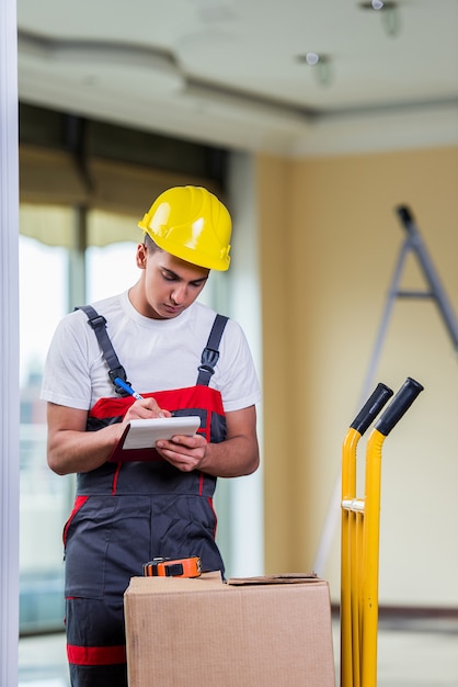 Homem, notas levando, para, entrega, de, caixas