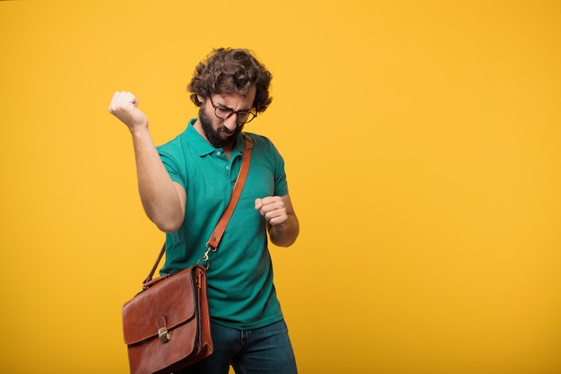 Homem novo do freelancer que exprime um conceito contra a laranja isolada