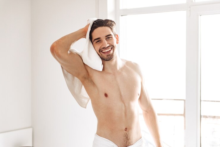 Foto homem nu dentro de casa no banheiro
