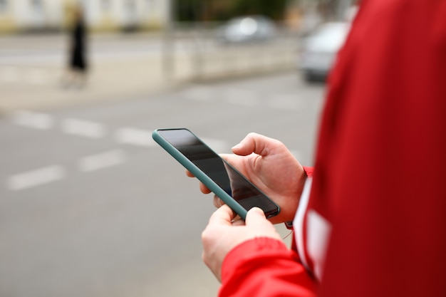 Homem numa encruzilhada com o telefone nas mãos