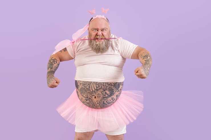 Foto homem obeso brutal com fantasia de fada segurando uma vara mágica nos dentes sobre fundo roxo