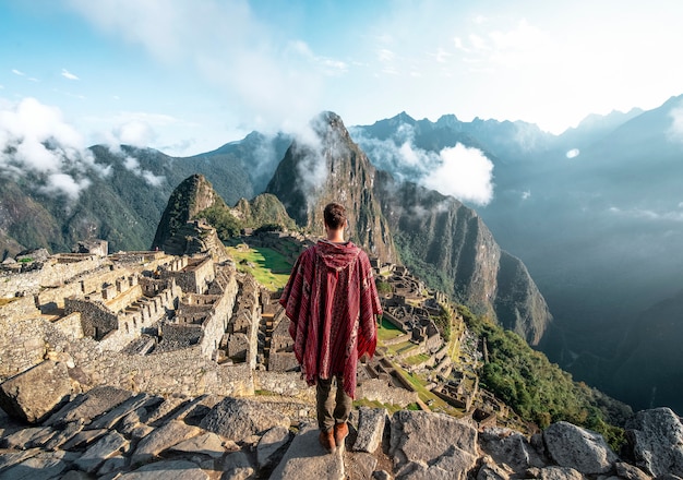 Homem observando as ruínas de Machu Picchu