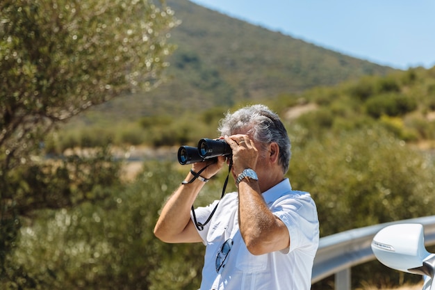 Homem, observar, com, binóculos