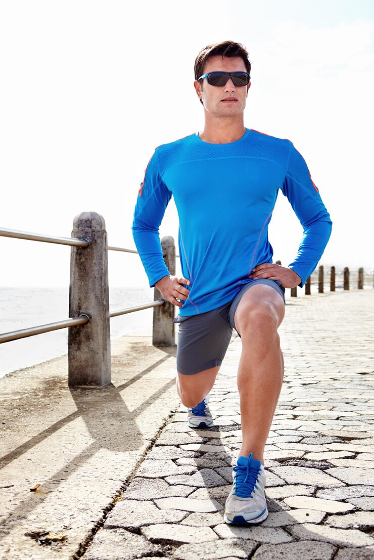 Foto homem oceano e alongamento para fitness com treino para correr saúde e bem-estar com cuidados com o corpo em chicago pessoa masculina roupas esportivas e ativa como corredor com óculos de sol para exercício praia ou comprometido