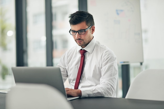 Homem óculos e laptop no escritório para planejamento financeiro de negócios e produtividade na mesa especificações contábeis e digitação no computador para pesquisa comunicação de e-mail e conectividade no local de trabalho