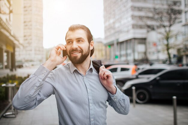 Homem ocupado está com pressa, ele não tem tempo, ele vai falar ao telefone em qualquer lugar. empresário, fazendo várias tarefas. pessoa de negócios multitarefa.